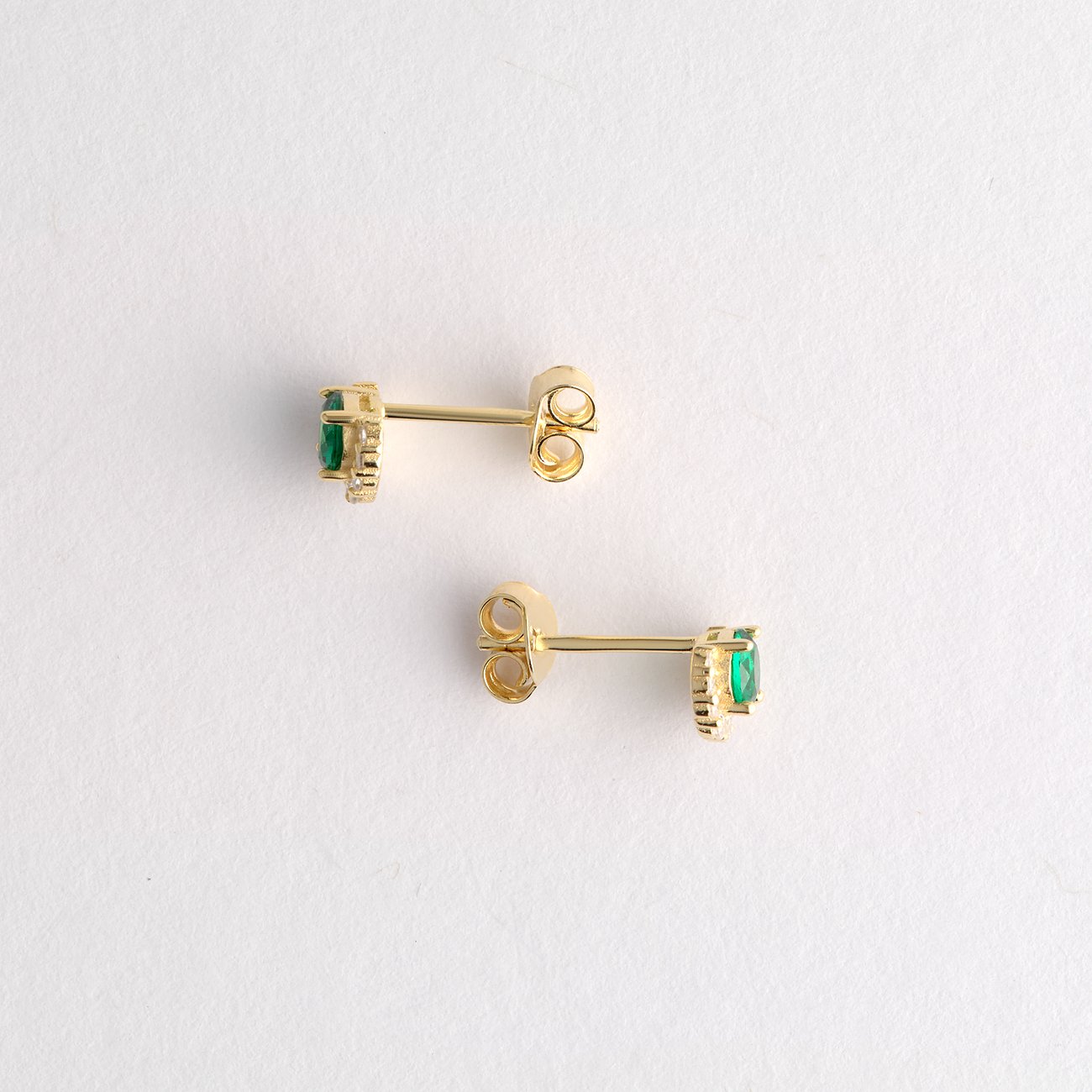 FAVS Ohrstecker aus 925er Silber mit grünen Zirkonia.