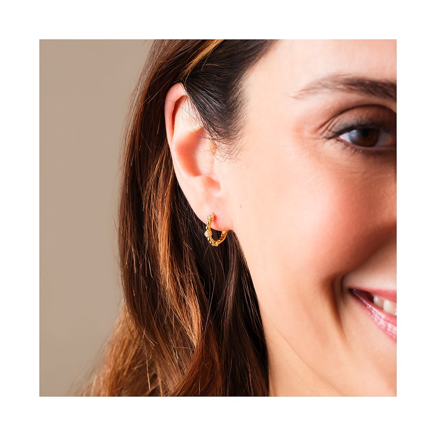 FAVS 925er Silber Ohrschmuck, goldfarben, besetzt mit Zirkonia, getragen von einem Model.