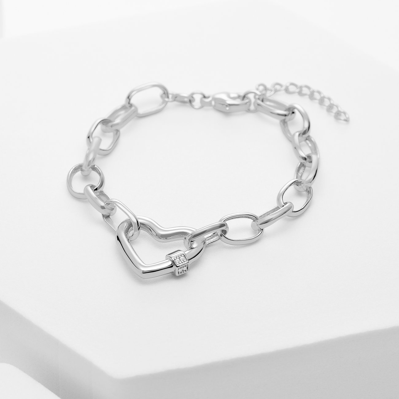 Bracelet CHRIST en argent recyclé, chaîne maille, fermoir cœur et pierres de couleur zircon.