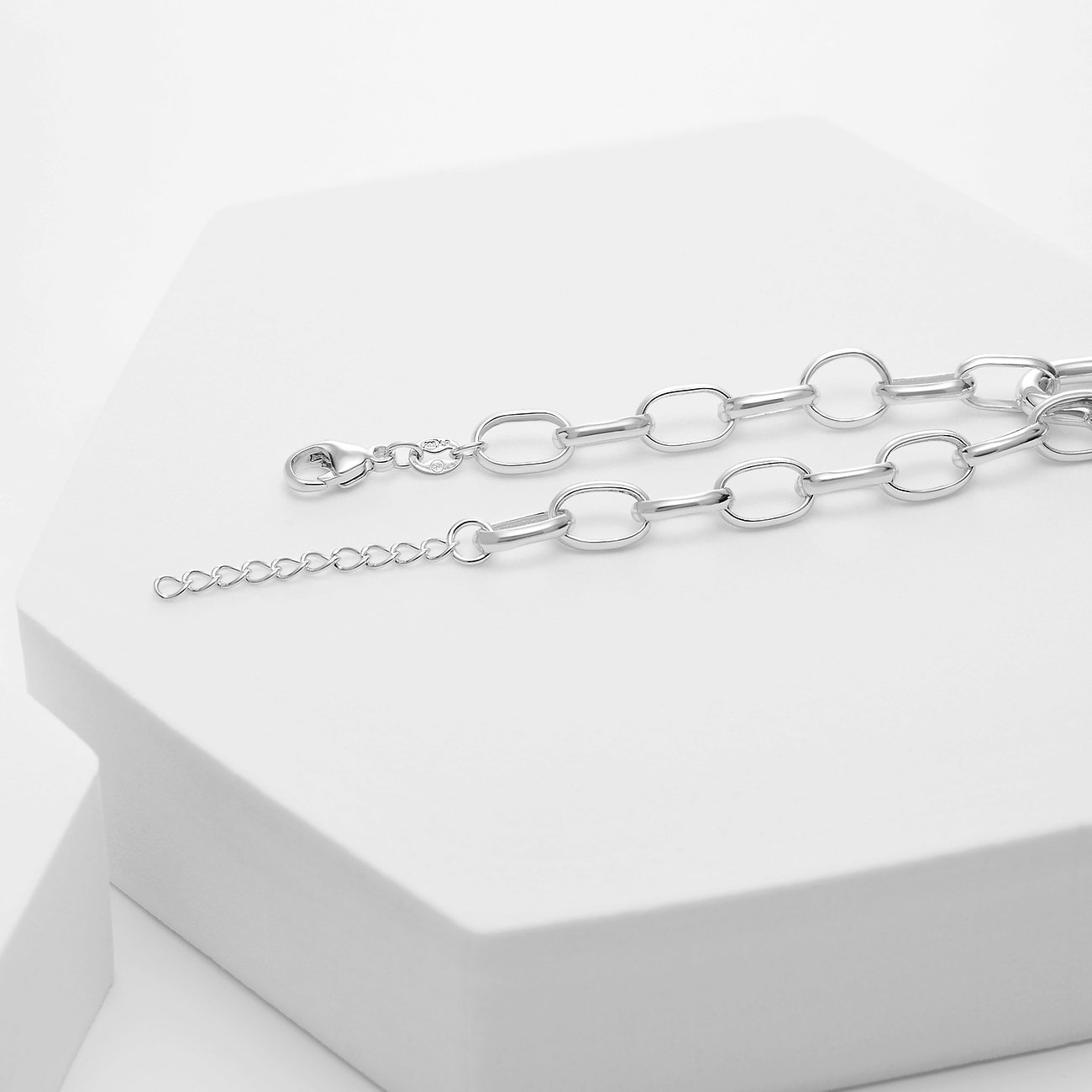 Gros plan du bracelet CHRIST en argent sterling 925 recyclé avec chaîne maille marine et fermoir mousqueton.