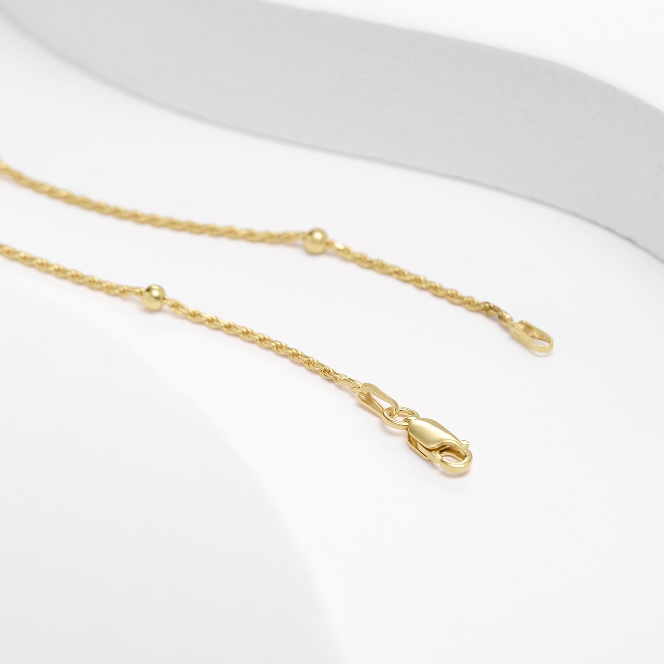 CHRIST Halsschmuck aus 925er recyceltem Silber mit Kugeldetails und Karabinerverschluss.