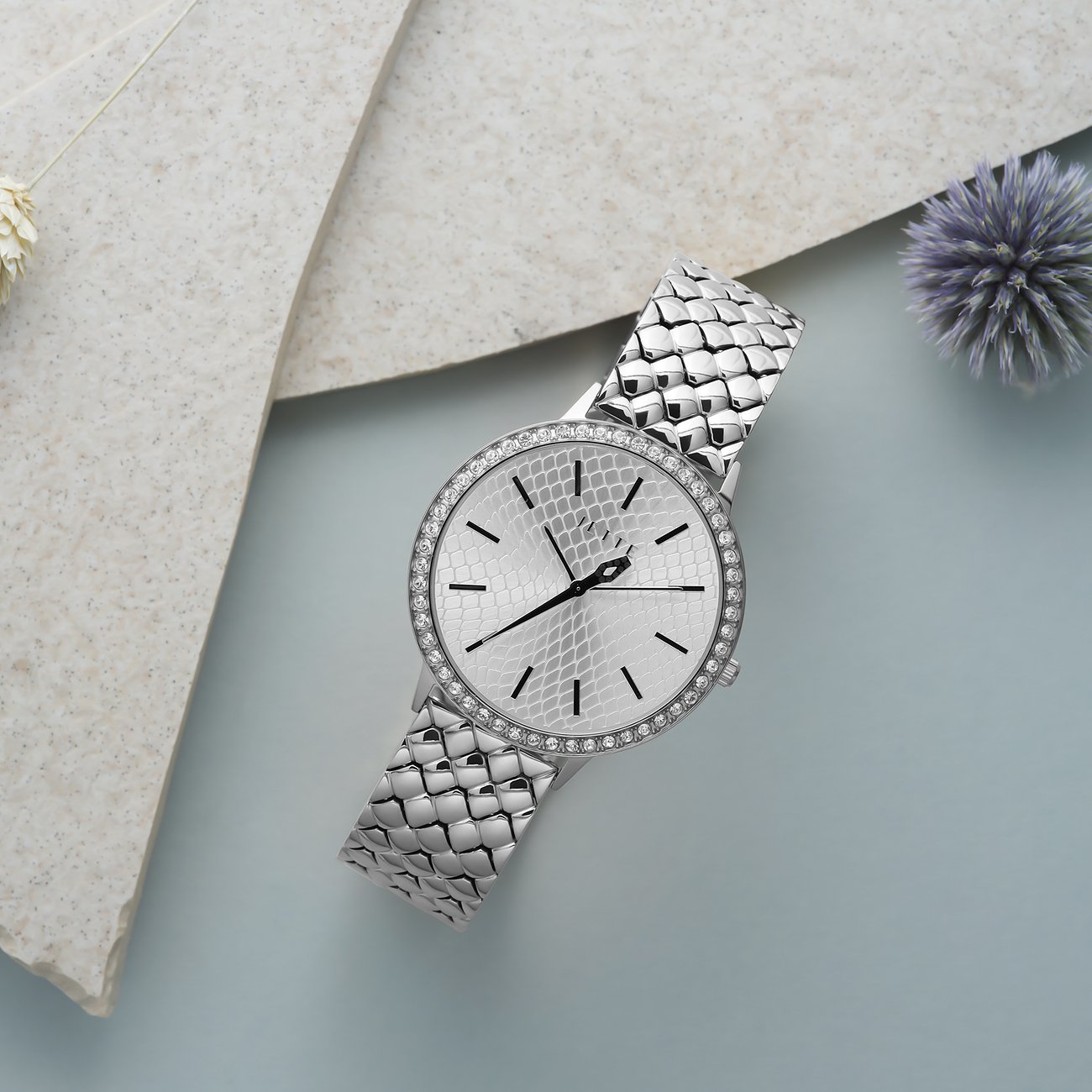 JETTE Damenuhr aus Edelstahl mit Kristallbesatz, silberfarben, analog.