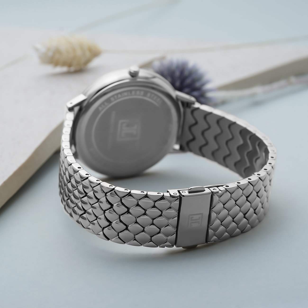 JETTE Damenuhr aus Edelstahl mit Kristallbesatz und Schuppenmuster.