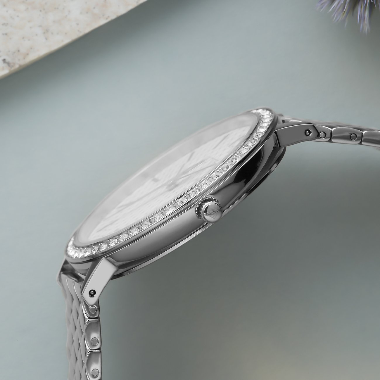 JETTE Damenuhr mit Edelstahlgehäuse, besetzt mit Kristallen, mit silberfarbenem Zifferblatt.