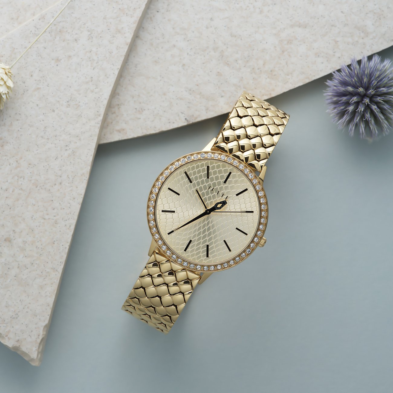 JETTE Damenuhr aus Edelstahl mit Kristallbesatz und Schuppenmuster.