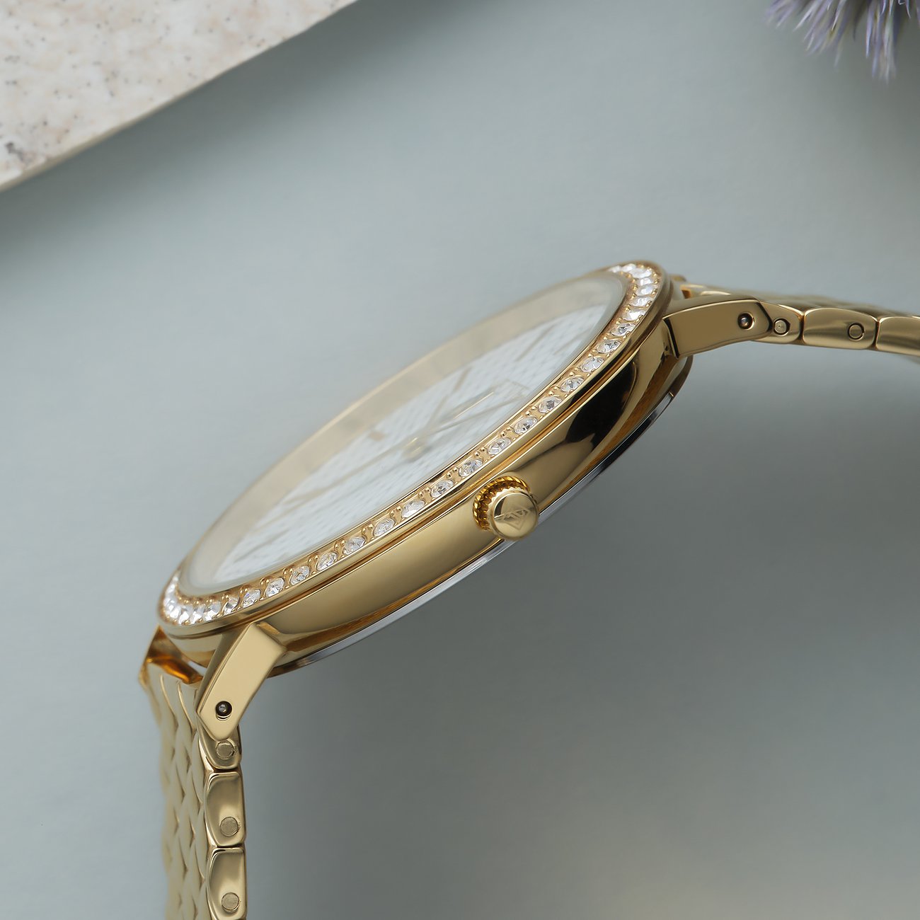 JETTE Damenuhr aus Edelstahl mit Kristallen, goldfarben, analog.