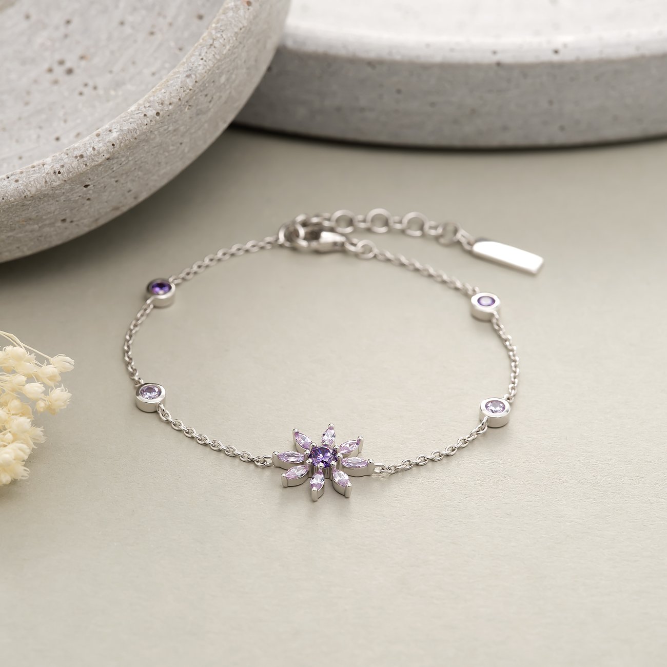 JETTE 925 recyceltes Silber Armband mit einem zentralen Blütenmotiv und runden Farbstellen aus Zirkonia.