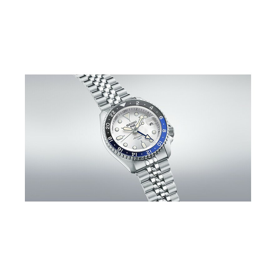 Seiko Herrenuhr mit Edelstahlgehäuse, silberfarbenes Zifferblatt, GMT-Funktion.