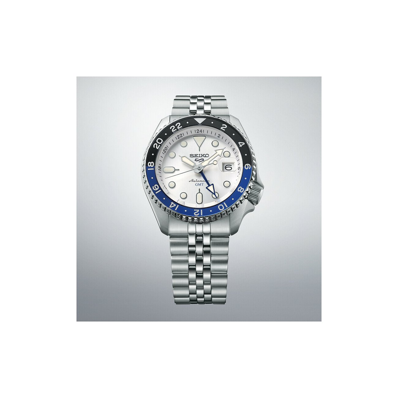 Seiko Herrenuhr mit Edelstahlgehäuse, weißem Zifferblatt und bicolor Lünette.