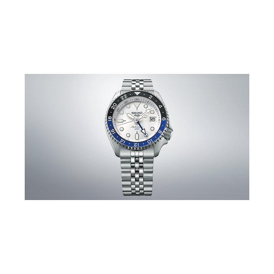 Seiko Herrenuhr aus Edelstahl mit weißem Zifferblatt und blau-schwarzer Lünette.