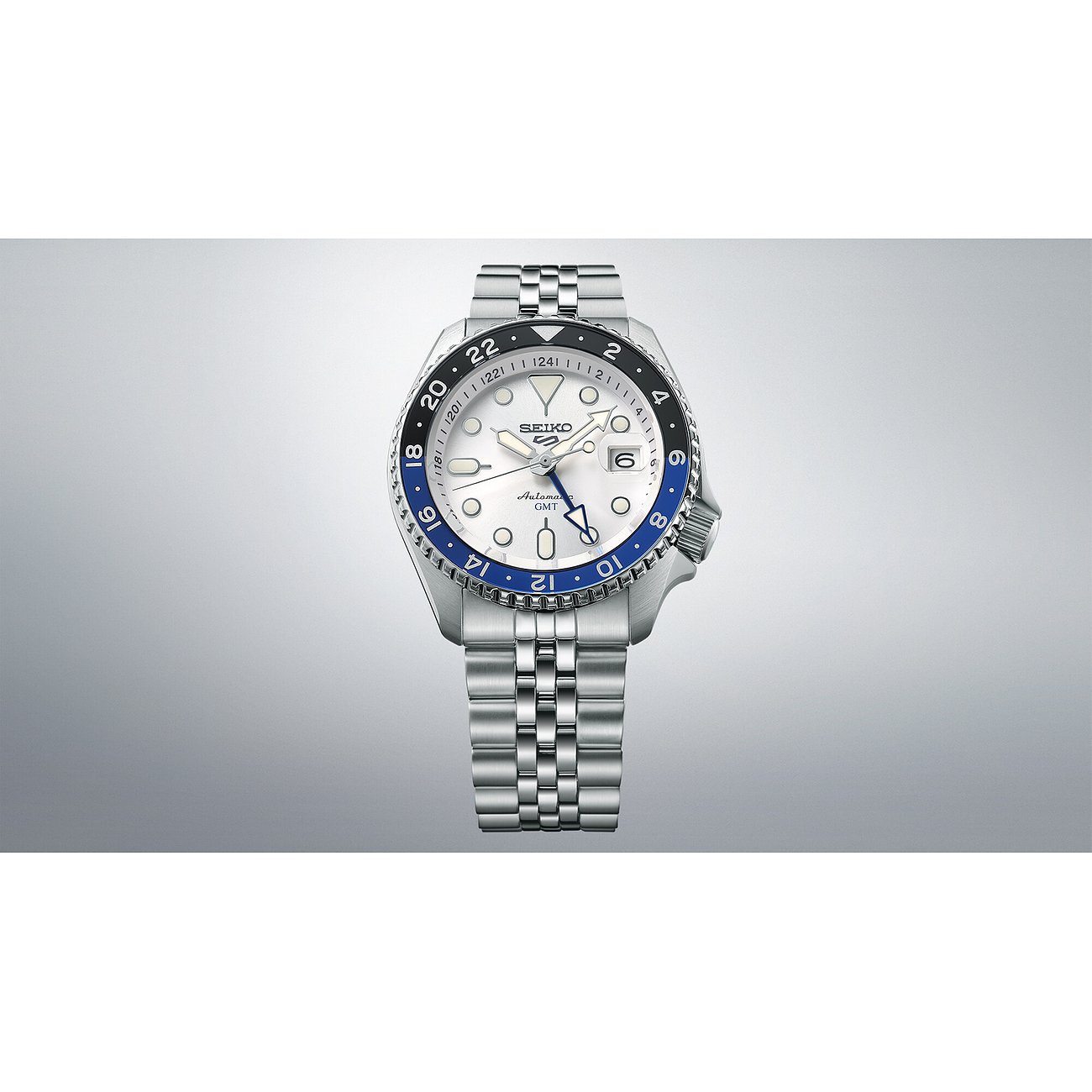 Seiko Herrenuhr aus Edelstahl mit weißem Zifferblatt und blau-schwarzer Lünette.