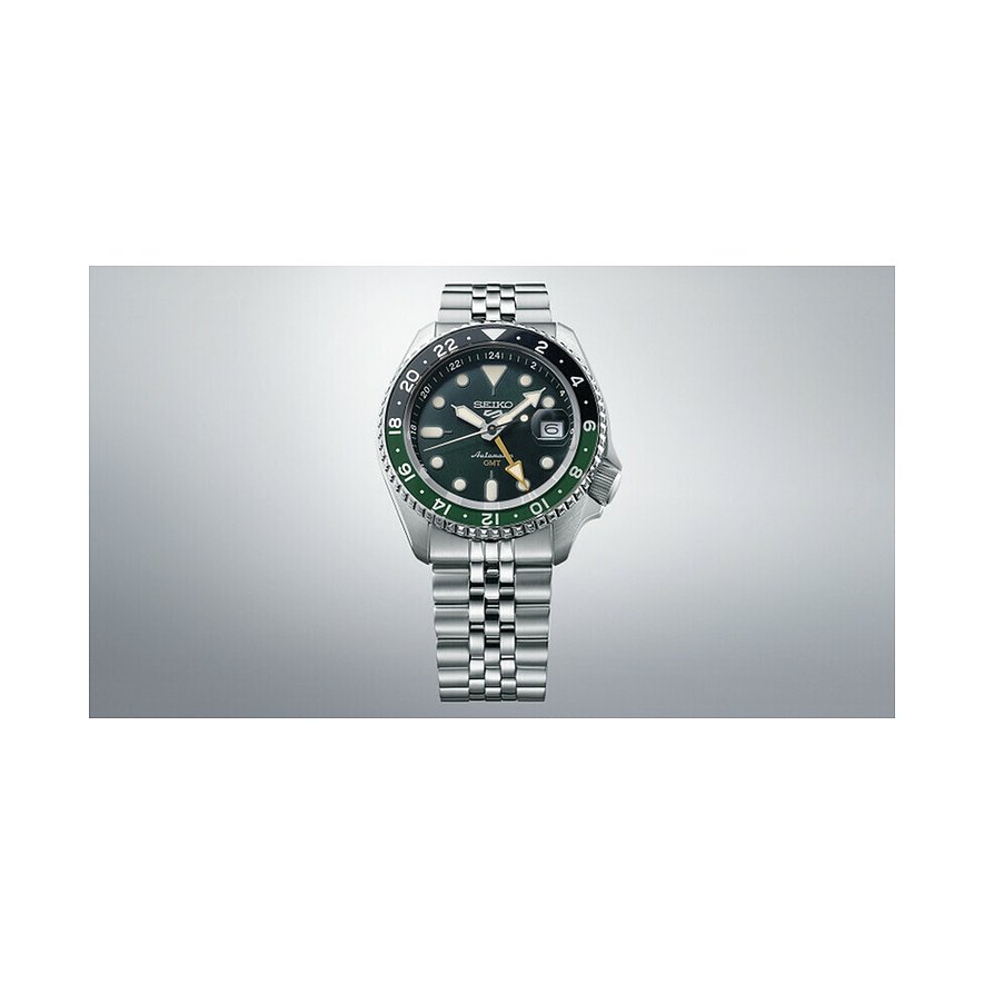 Seiko Herrenuhr mit Edelstahlgehäuse, GMT-Funktion und grünem Zifferblatt.