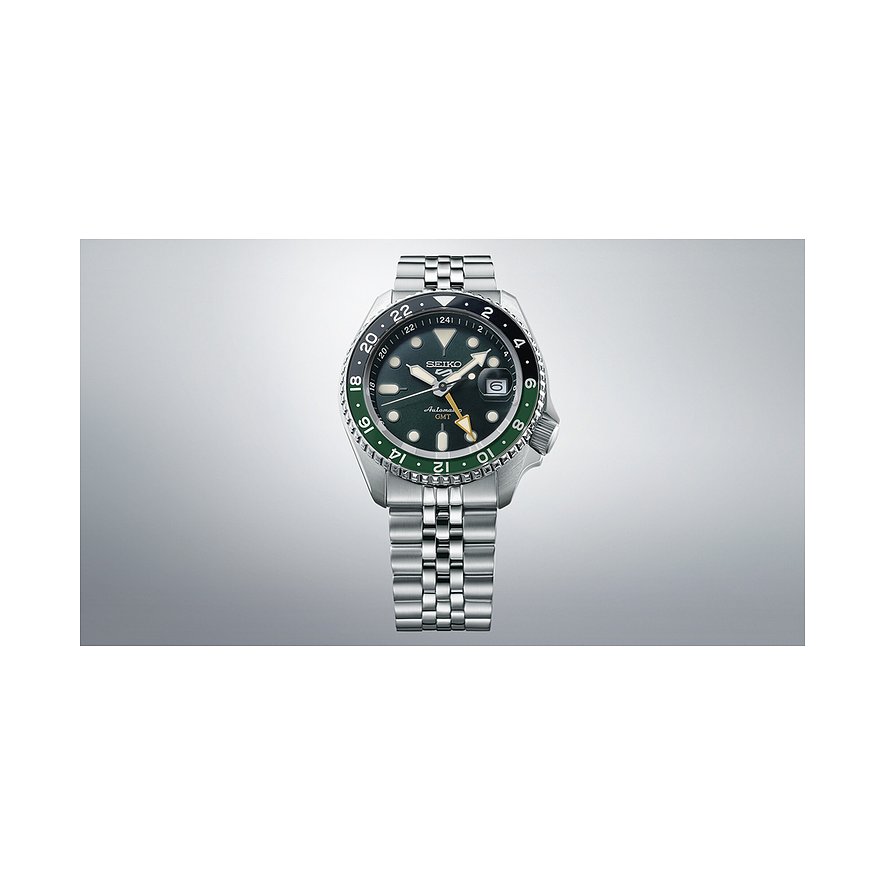 Seiko Herrenuhr mit Edelstahlgehäuse, grünem Zifferblatt und GMT-Funktion.