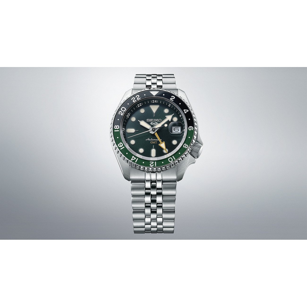 Seiko Herrenuhr mit Edelstahlgehäuse, grünem Zifferblatt und GMT-Funktion.