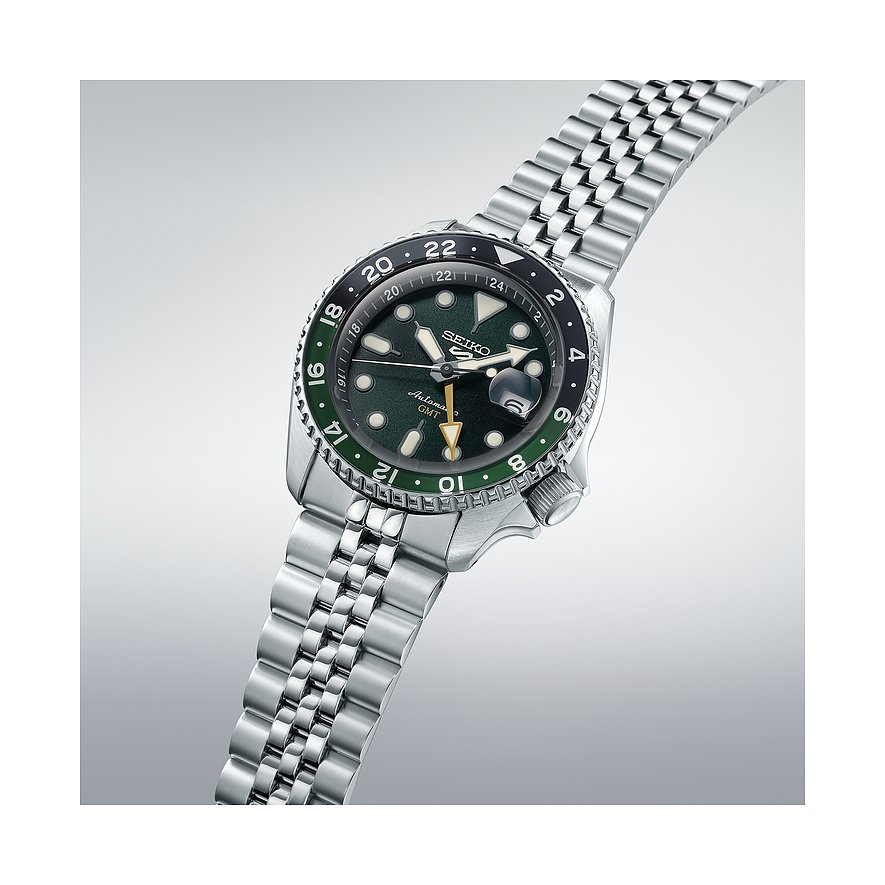 Seiko Herrenuhr mit Edelstahlgehäuse, grünem Zifferblatt und zweifarbiger Lünette.