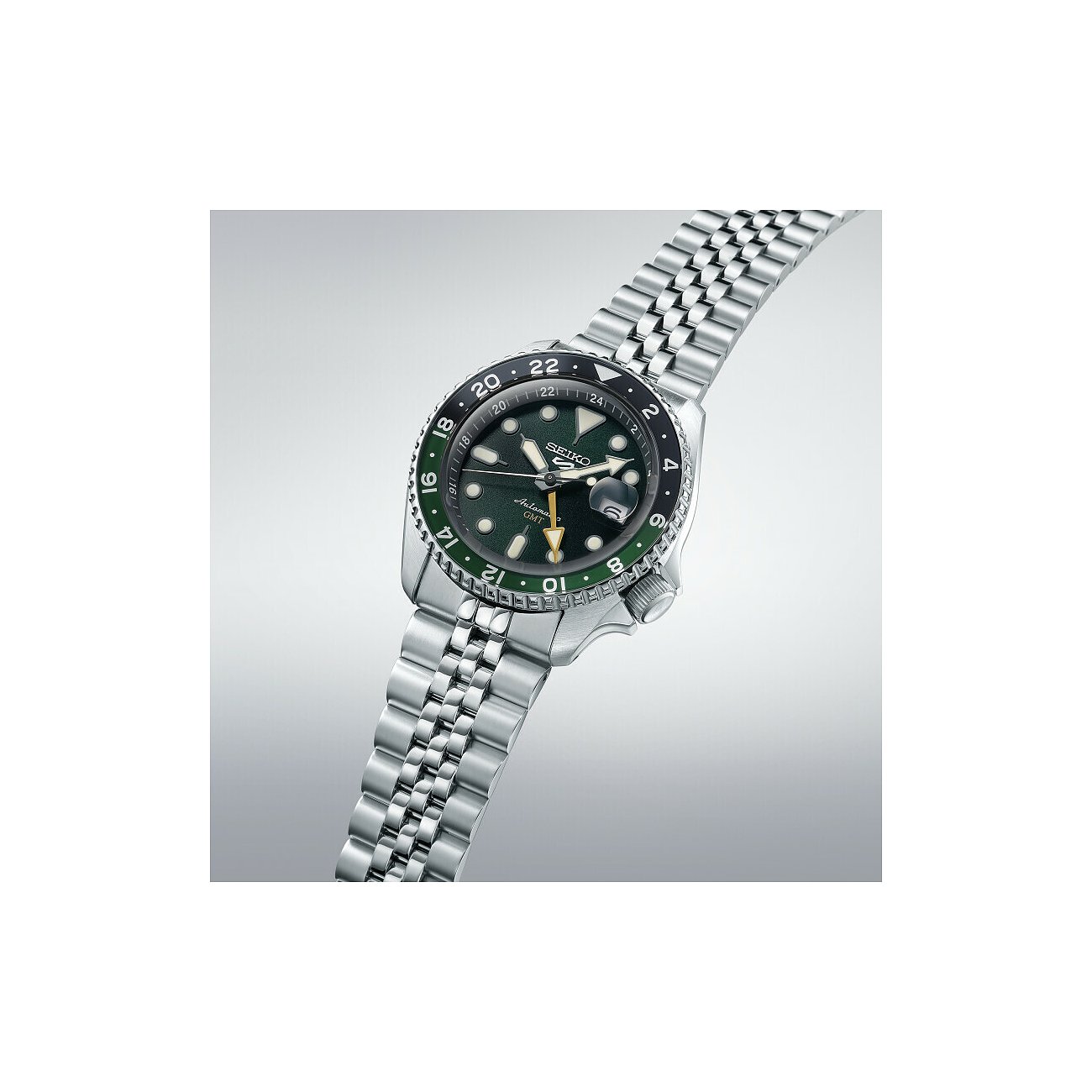 Seiko Herrenuhr mit Edelstahlgehäuse, grünem Zifferblatt und GMT-Funktion.