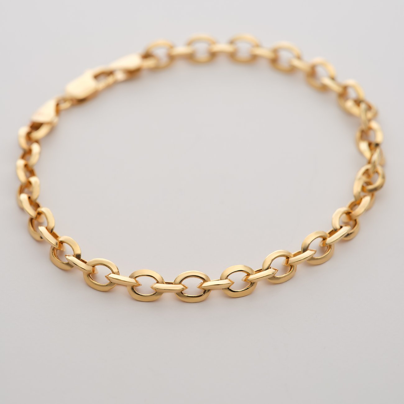 CHRIST 585er Gelbgold-Armband aus glänzenden, ovalen Kettengliedern mit Karabinerverschluss, von oben gesehen.