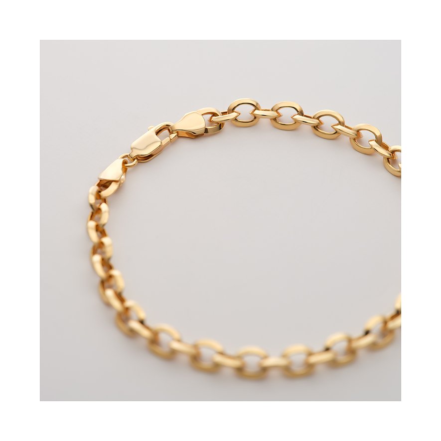 Nahaufnahme eines CHRIST 585 Gelbgold Armbands in Schlangenkette mit Karabinerverschluss auf weißem Hintergrund.