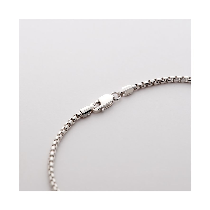 Close-up van de sluiting van een CHRIST 585 witgouden armband