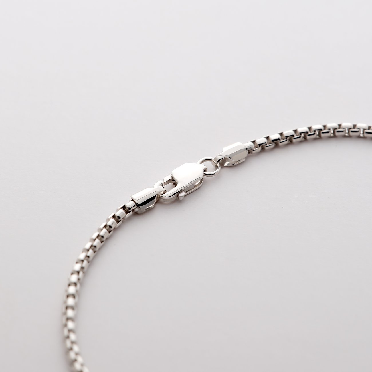 Close-up van de sluiting van een CHRIST 585 witgouden armband