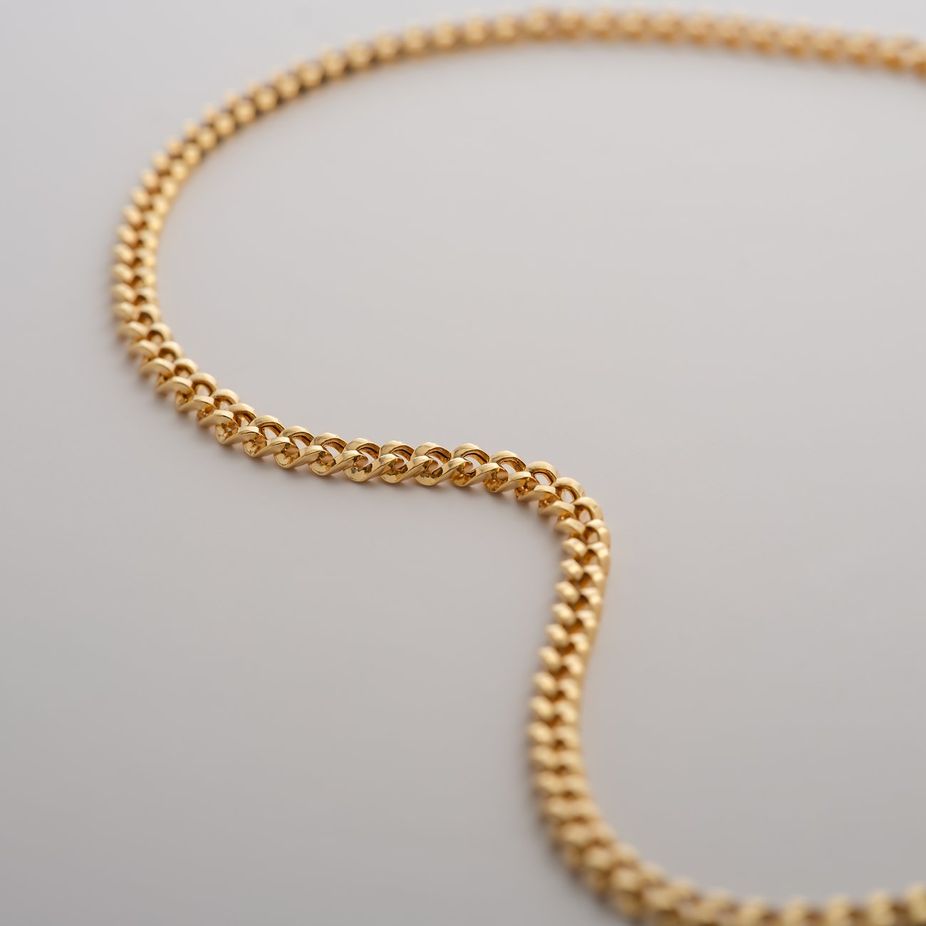 Ein CHRIST Halsschmuck aus glänzendem 585er Gelbgold mit feinen, dicht miteinander verbundenen Gliedern.