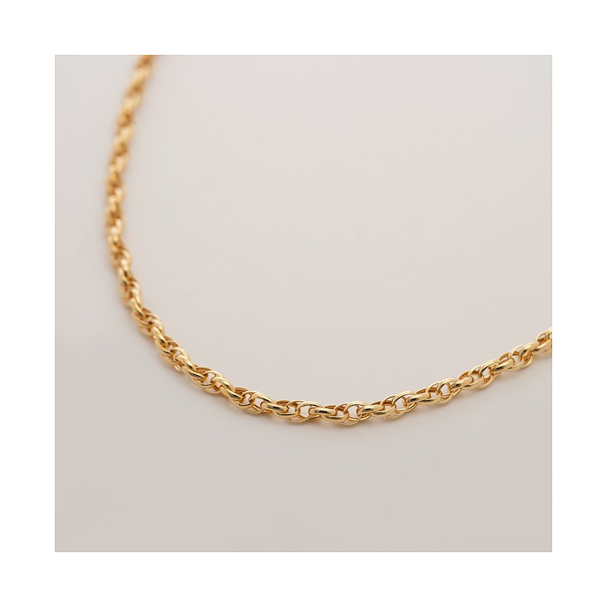 Nahaufnahme einer CHRIST Rundanker Goldkette aus 585er Gelbgold, leicht geschwungen von links oben nach rechts unten.