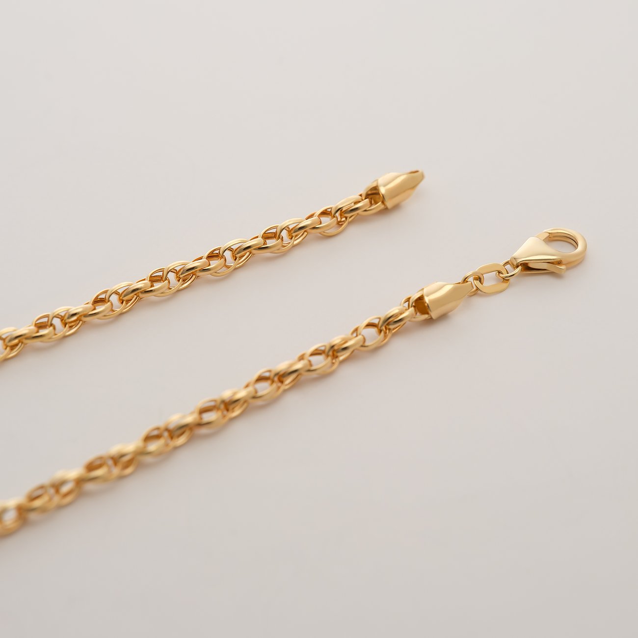 CHRIST Halsschmuck aus 585er Gelbgold, detailreich mit Karabinerverschluss, schräg von oben aufgenommen.
