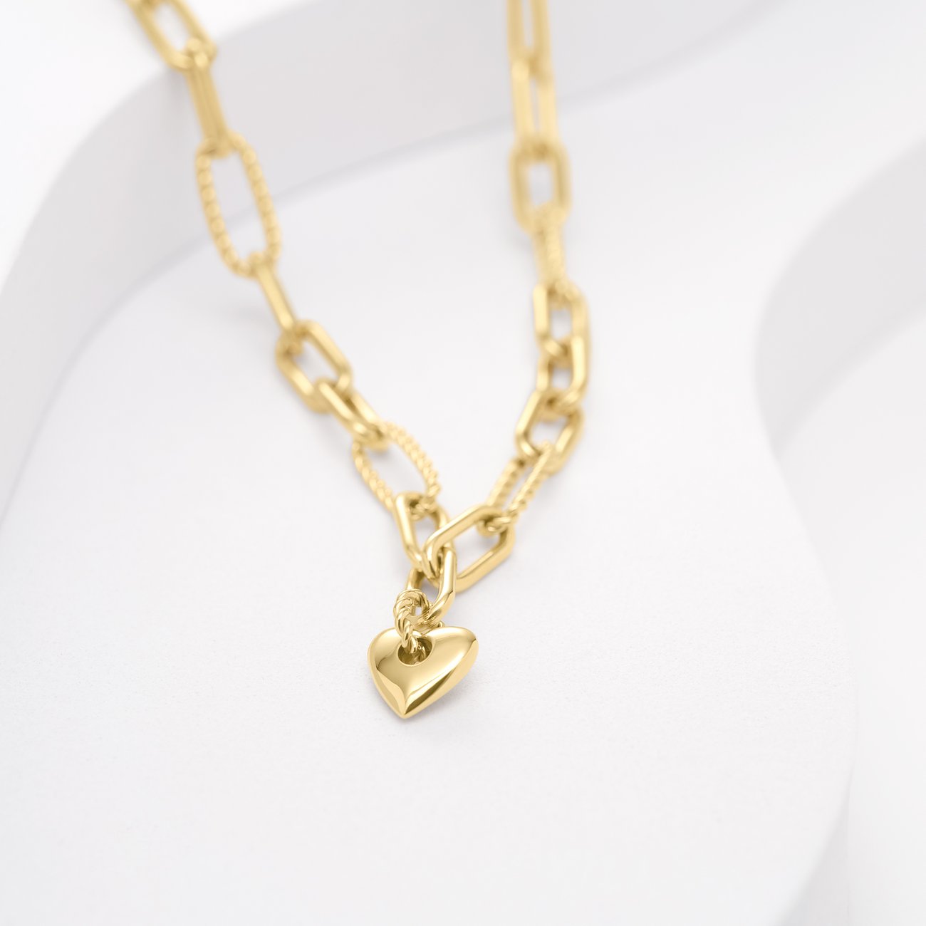 GMK Collection Halskette aus Edelstahl mit herzförmigem Anhänger und Gliederkette.