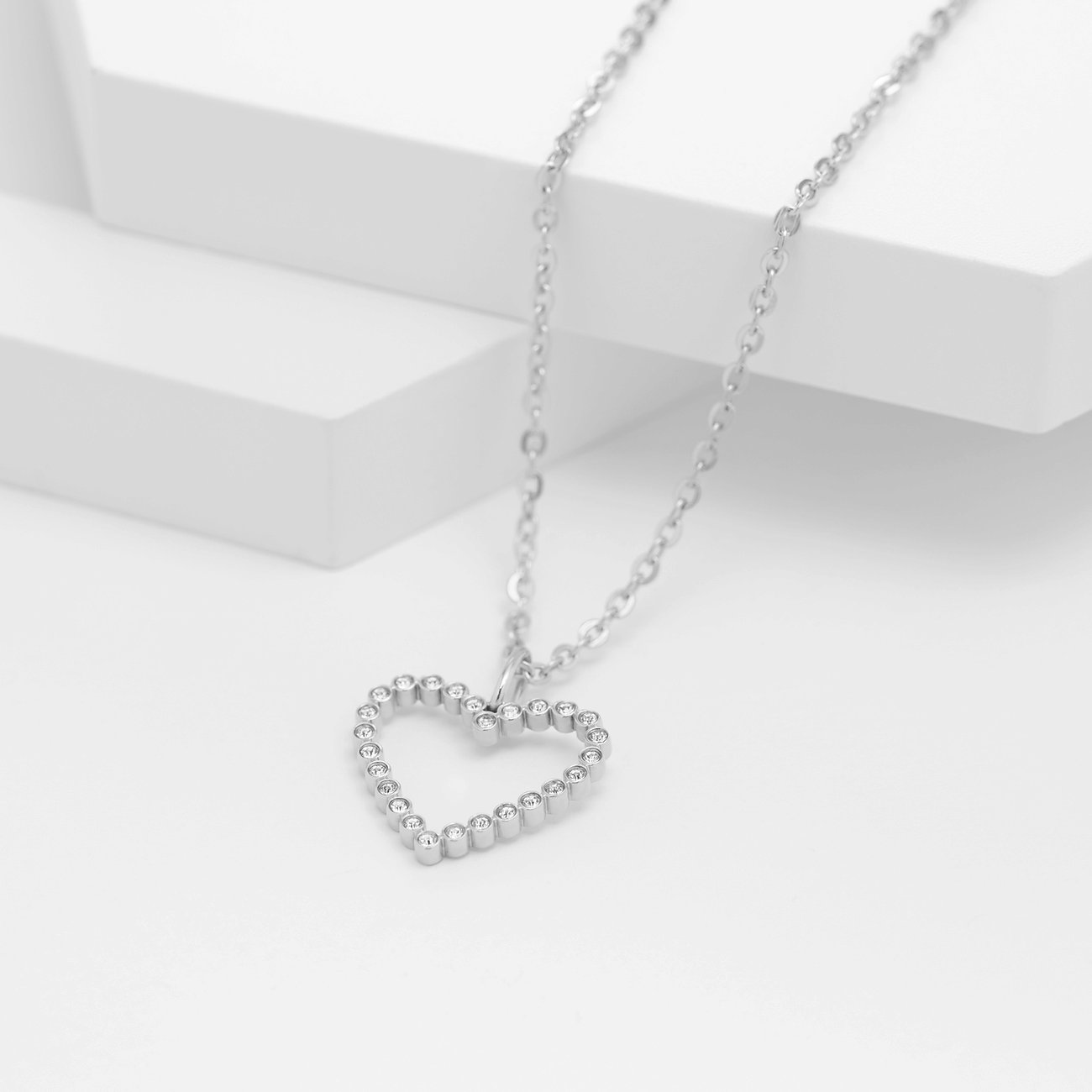 Collana Guido Maria Kretschmer in acciaio inossidabile con ciondolo a cuore, impreziosito da cristalli scintillanti.