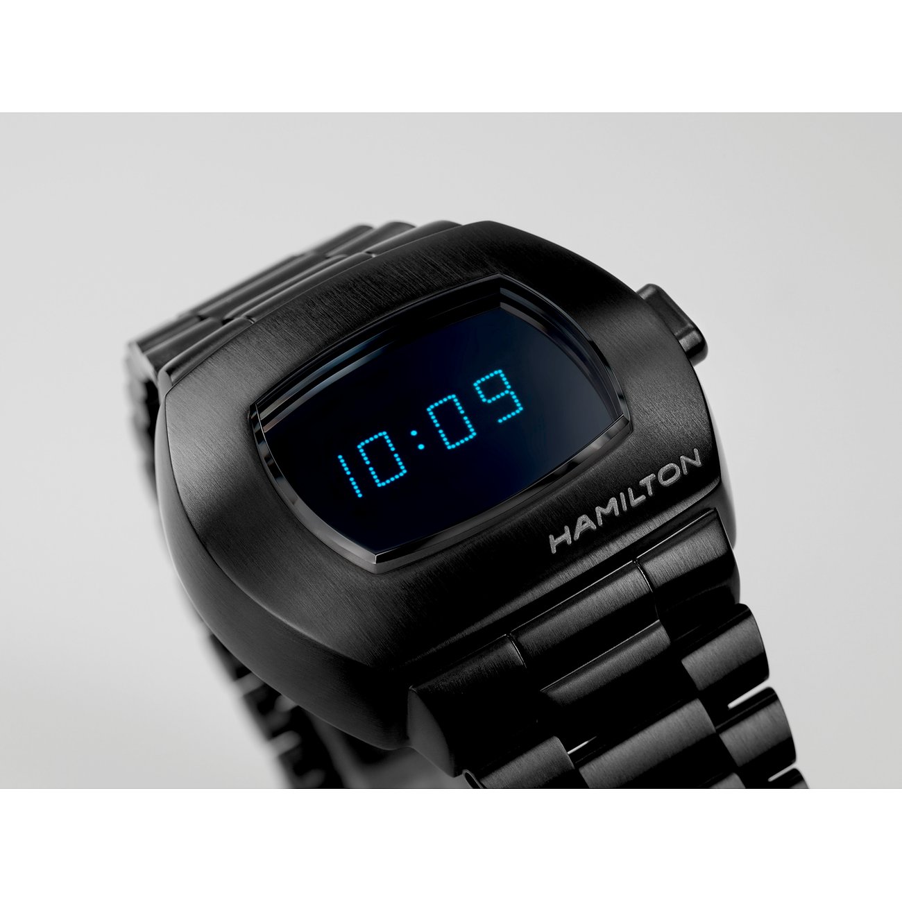 Hamilton Damenuhr mit Edelstahlgehäuse, digitaler Anzeige und schwarzem Finish.