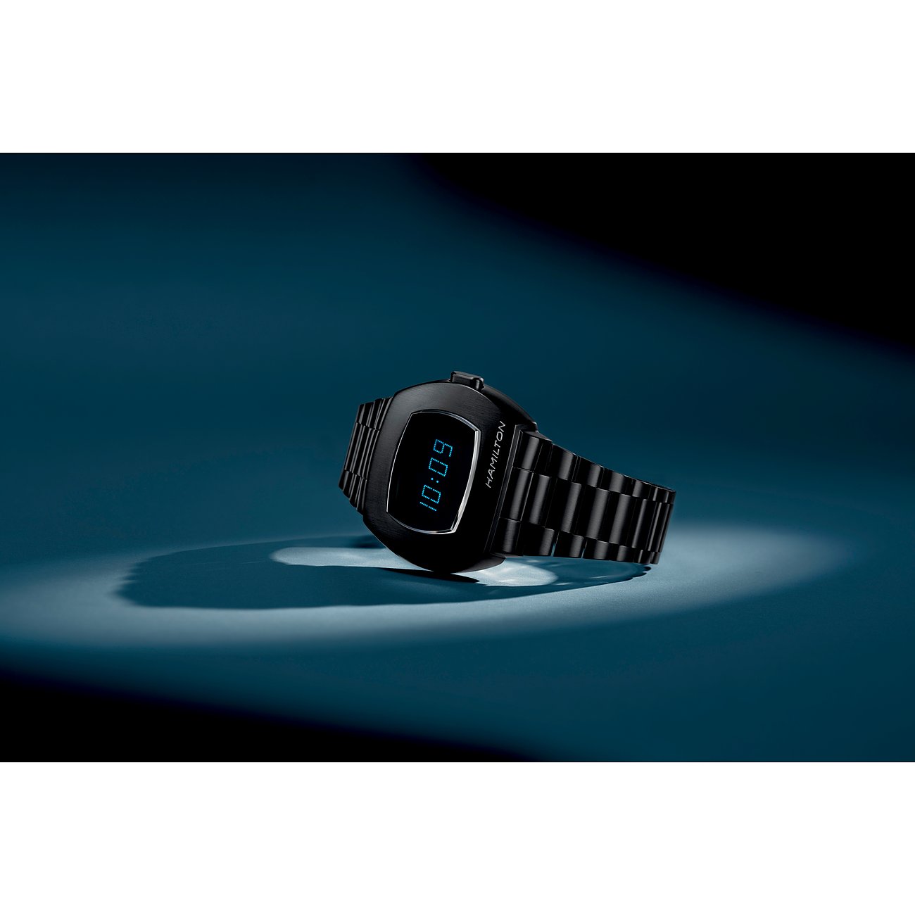 Hamilton Damenuhr mit Edelstahlgehäuse, digital, schwarzes Gehäuse und Armband.