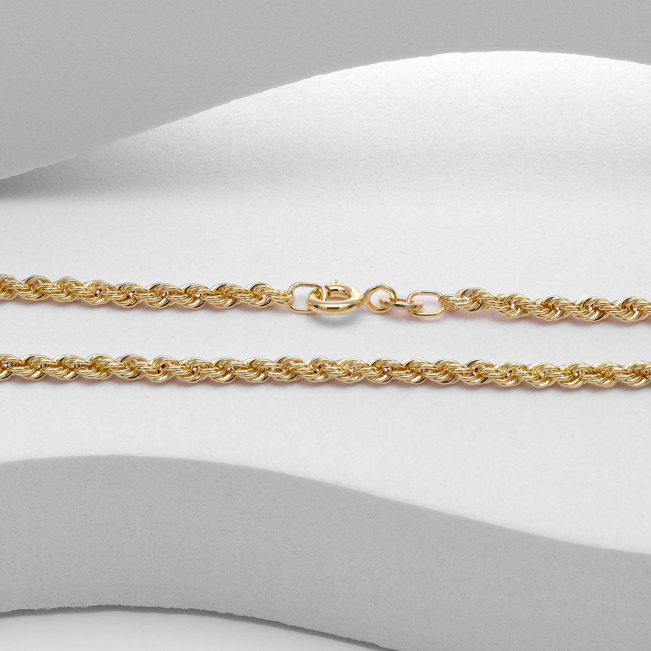 Nahaufnahme einer CHRIST Armschmuck Goldkette aus 585 Gelbgold mit Schnappverschluss.