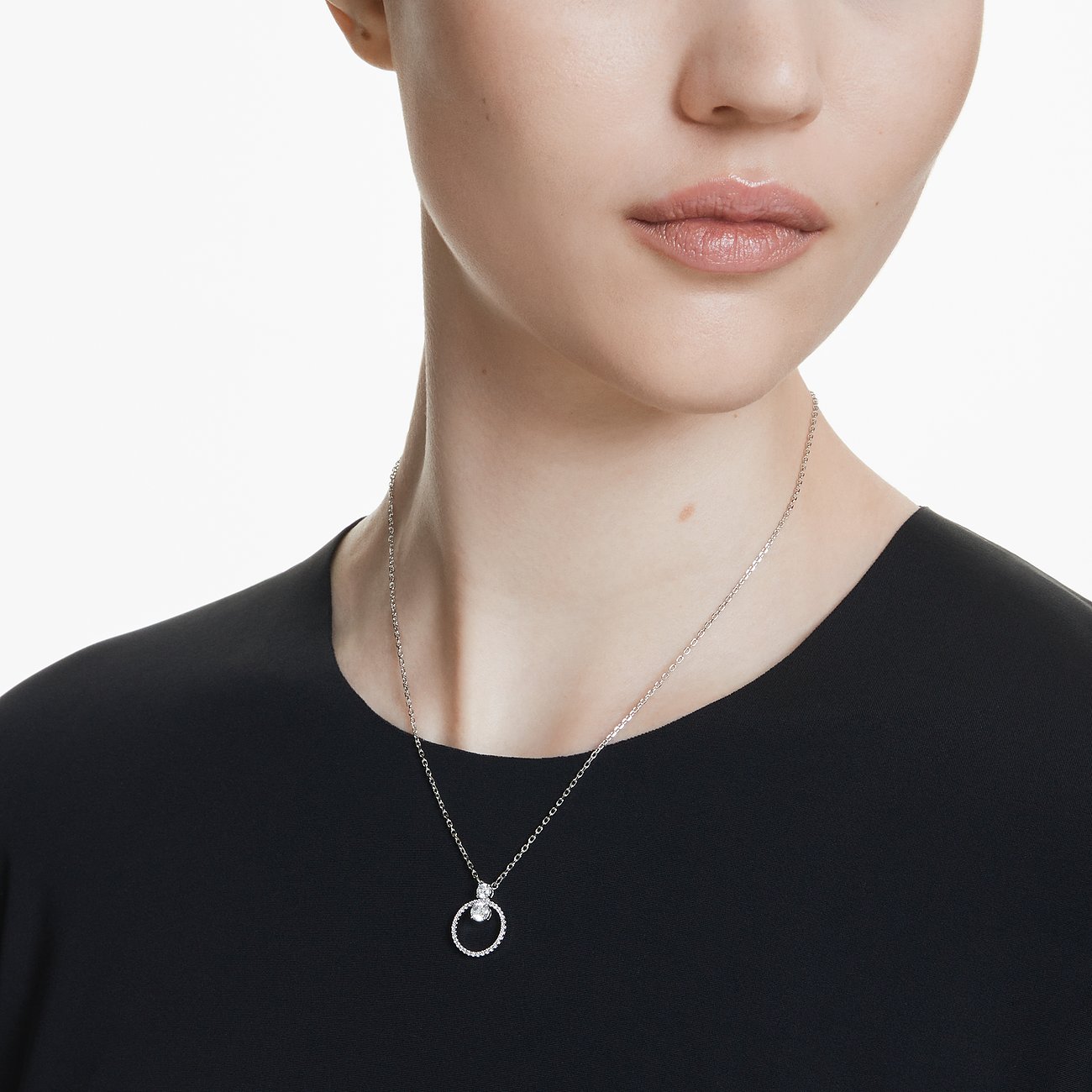 Swarovski metalen ketting met ronde en ovale kristallen.