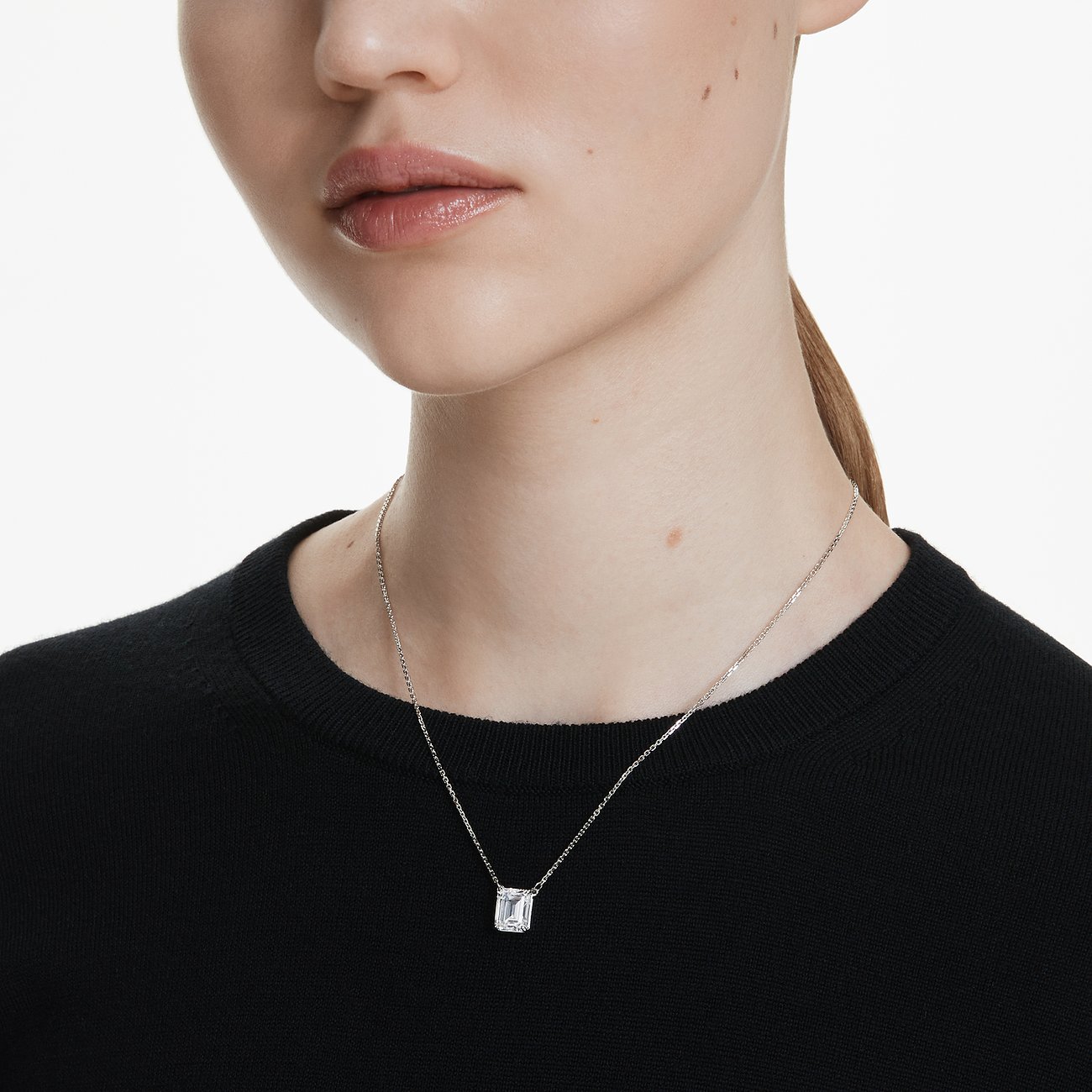 Swarovski Halskette aus Metall mit einem rechteckigen Kristall.