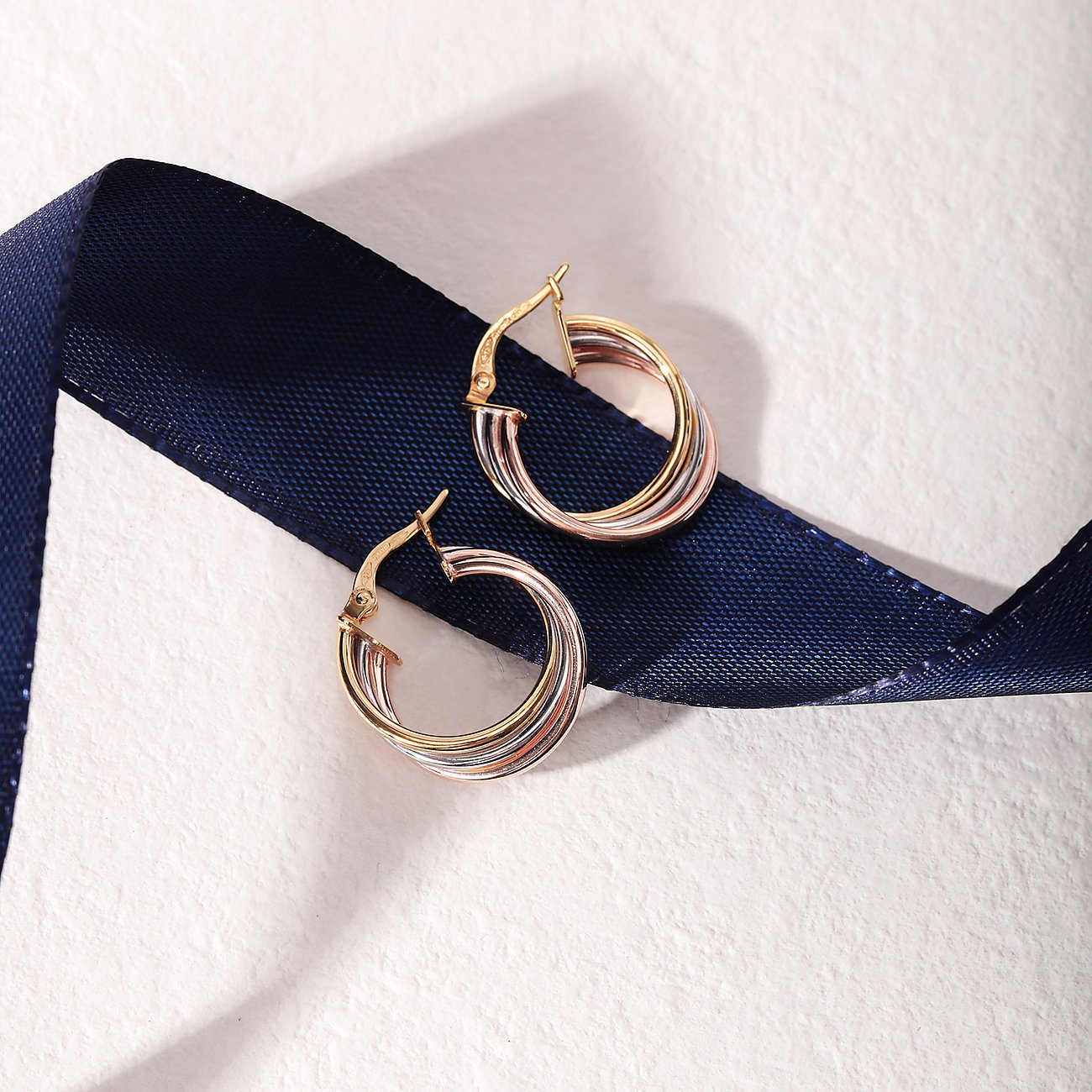 FAVS Ohrringe aus 375 Gelbgold, Weißgold und Roségold, dreifarbig.