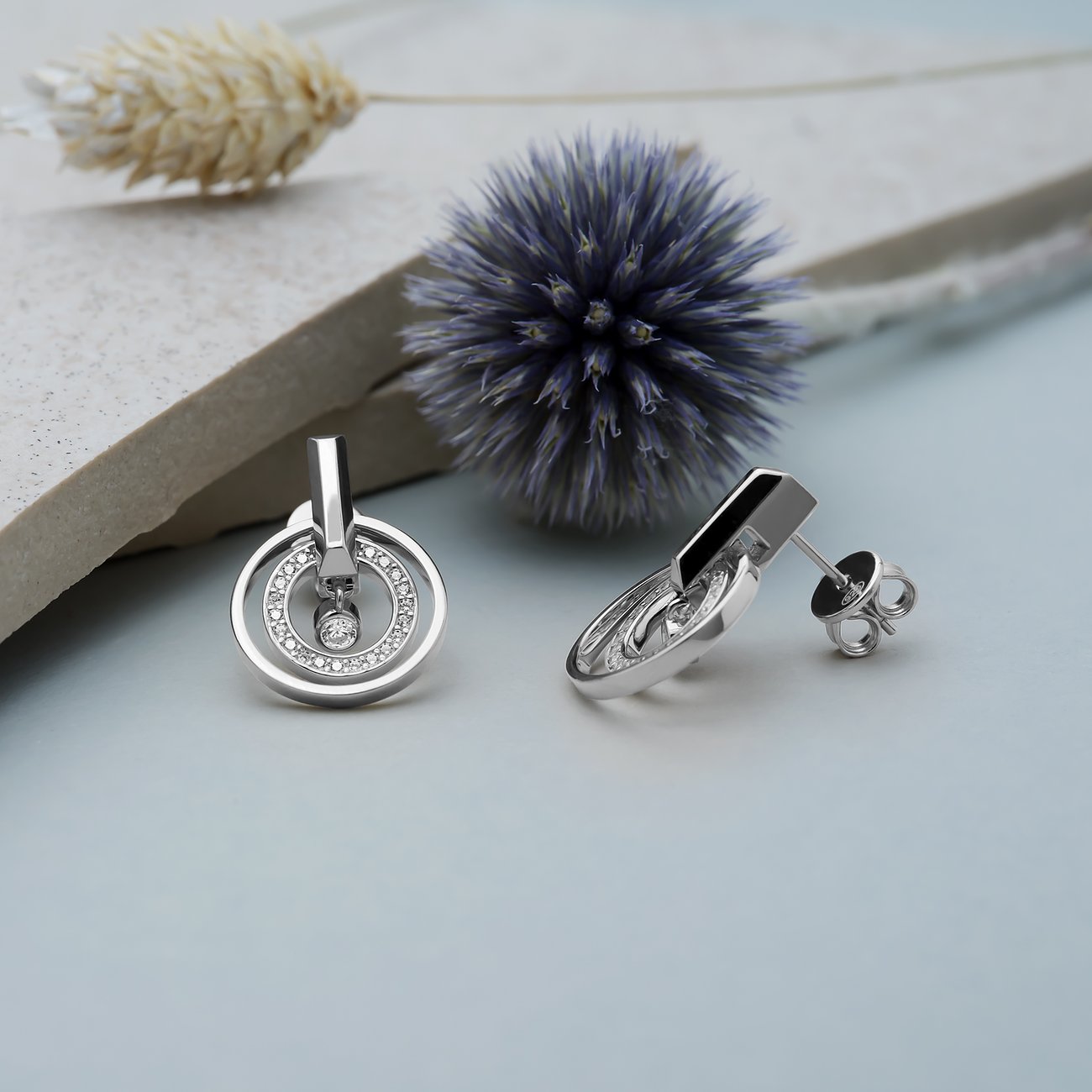 JETTE ørestikker af 925 genanvendt sølv med hvide zirkonia.