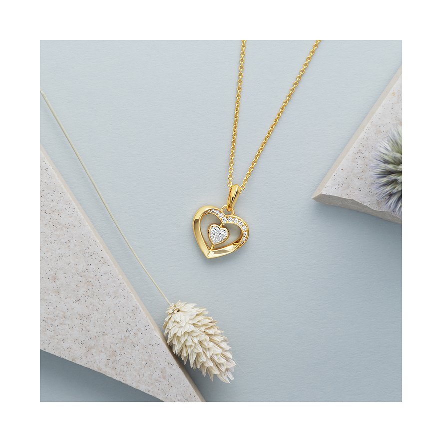 JETTE Halsschmuck aus recyceltem 925er Silber mit Herz-Anhänger und weißen Steinen.