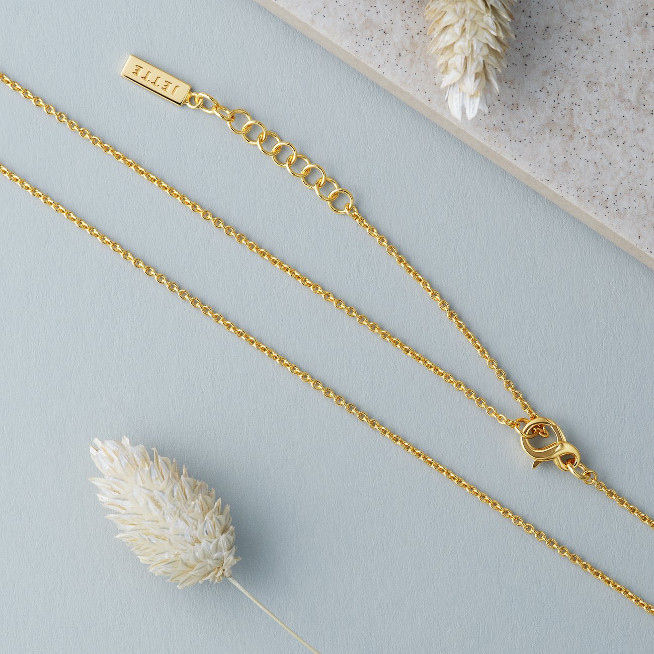 JETTE Halsschmuck aus 925er recyceltem Silber, feine Kette mit Karabinerverschluss.