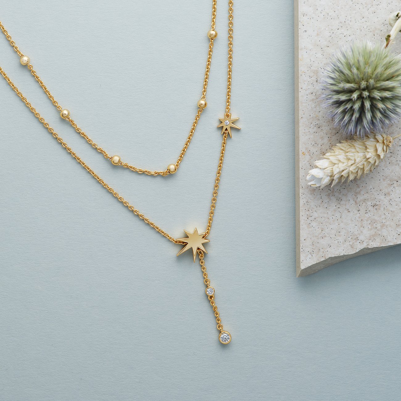 JETTE Halsschmuck aus recyceltem 925er Silber in Goldfarbe mit Sternen und Zirkonia als Farbst.