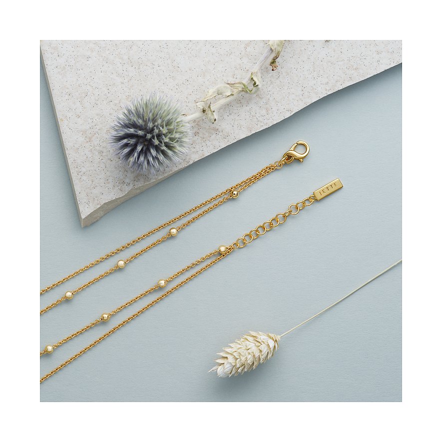 Nahaufnahme einer zweireihigen, goldfarbenen JETTE Halskette aus recyceltem Silber mit kleinen Kugeln.