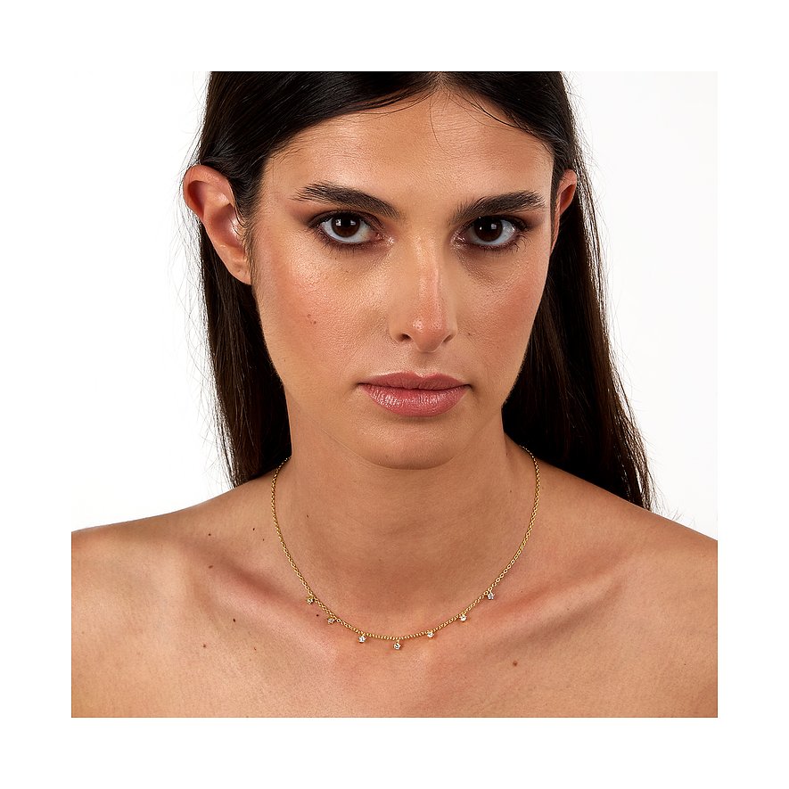 FAVS 925 silverhalsband på en modell, besatt med flera hängande klara ädelstenar.