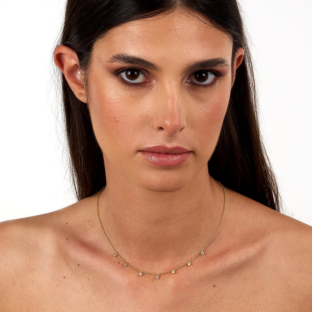 FAVS 925 silverhalsband på en modell, besatt med flera hängande klara ädelstenar.