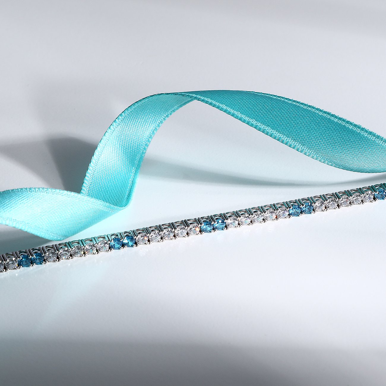 Morellato Armband aus 925er recyceltem Silber mit blauen und weißen Zirkonia.