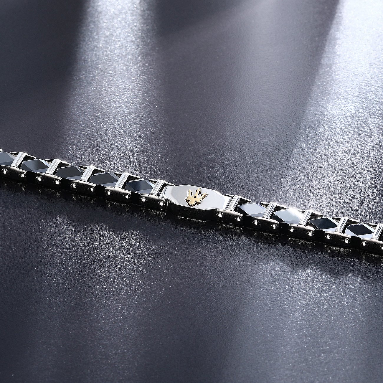 Bracelet Maserati en acier inoxydable et céramique avec pendentif blason.