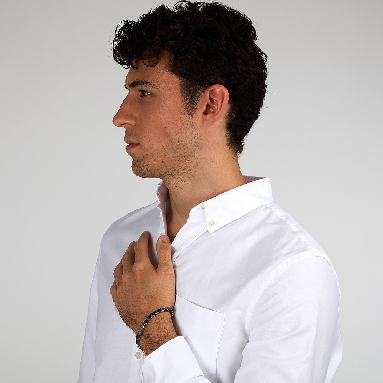 Bracelet Maserati pour homme en acier inoxydable et céramique, couleur argent avec des éléments noirs.