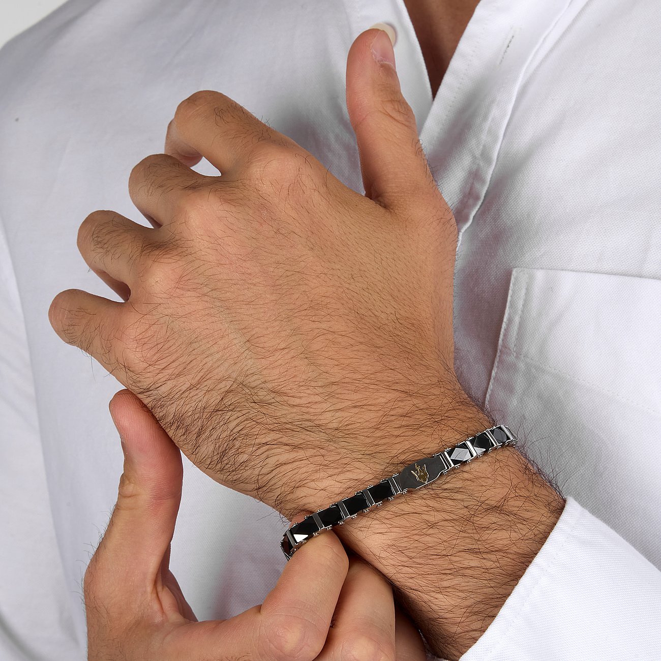 Bracelet Maserati en acier inoxydable avec éléments en céramique noire et logo doré.