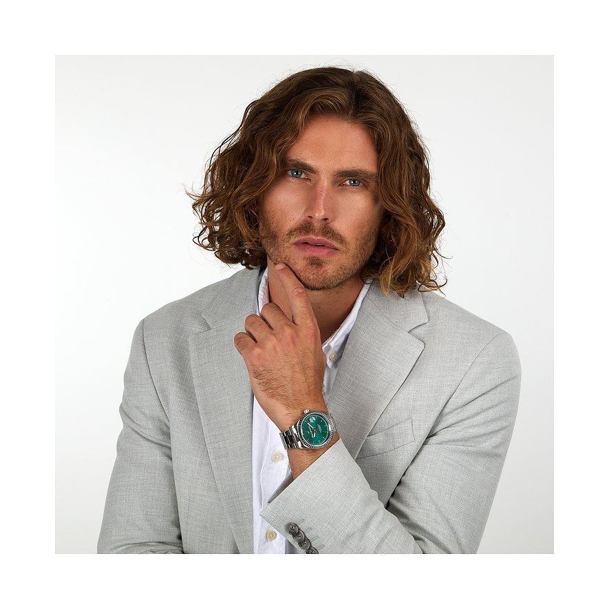 Maserati Herrenuhr mit Edelstahlgehäuse und grünem Zifferblatt.