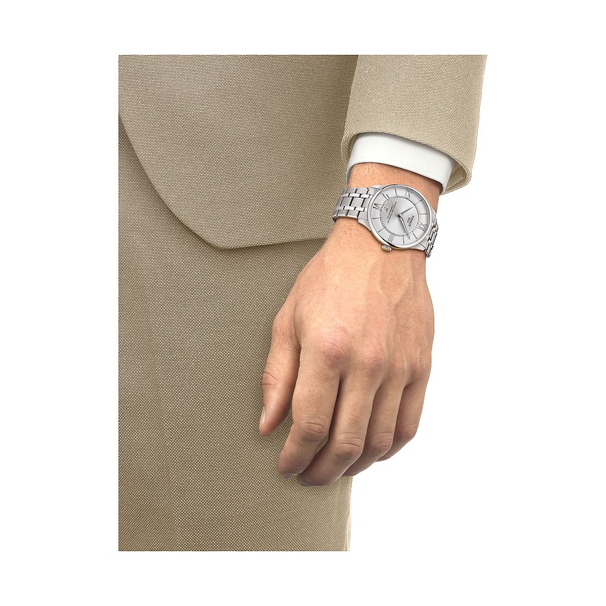 Tissot Herrenuhr mit Edelstahlgehäuse, silberfarbenes Zifferblatt, analog.