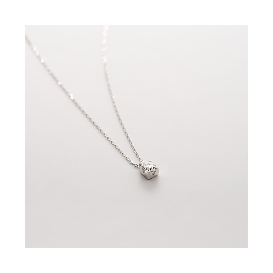 Nahaufnahme einer zarten CHRIST Halskette aus 585er Weißgold, besetzt mit einem glänzenden Diamanten.