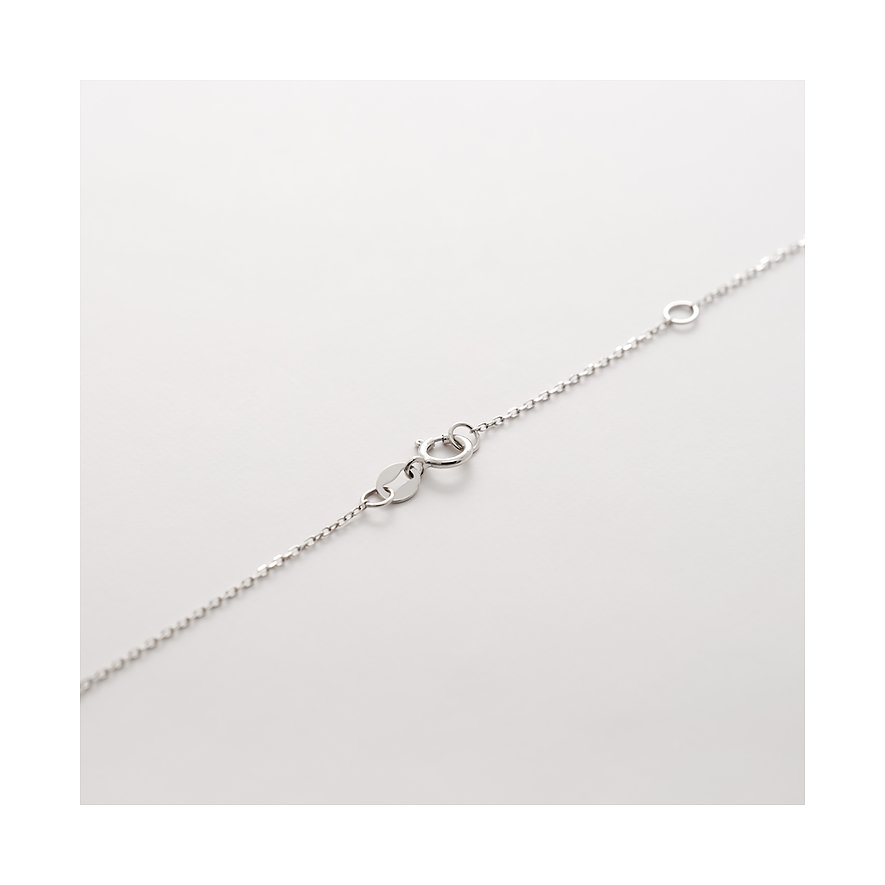 Nahaufnahme des Verschlusses einer zarten CHRIST Halskette aus Weißgold mit Karabinerhaken und Verlängerungsöse.